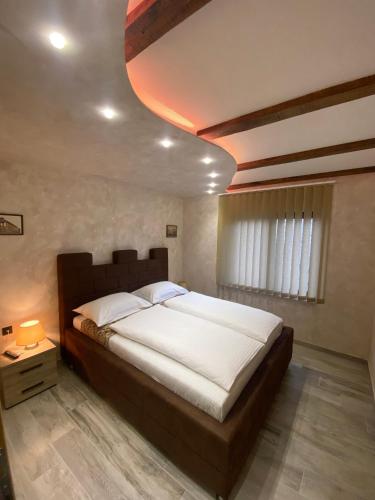a bedroom with a large bed in a room at Motel pizzeria Antic's in Laktaši