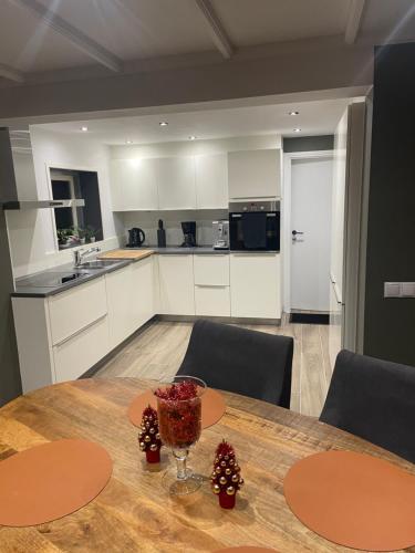 a kitchen with a table with a bowl of food on it at Graafjansdijk B Vakantiehuis met 3 slaapkamers net over de Belgische grens in Westdorpe