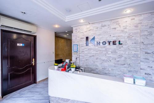 Ο χώρος του λόμπι ή της ρεσεψιόν στο K Hotel 14