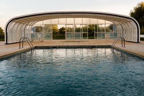 uma piscina num edifício com uma grande janela em Hotel Estrela Da Idanha em Idanha-a-Nova