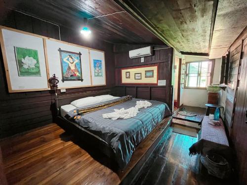 Postel nebo postele na pokoji v ubytování เฮือนน่านนิทรา