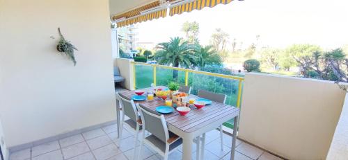 een tafel op het balkon van een huis bij Apartamento Lagos del Castillo by DENIA COSTA in Denia