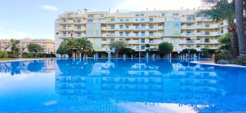 een groot zwembad voor een hotel bij Apartamento Lagos del Castillo by DENIA COSTA in Denia