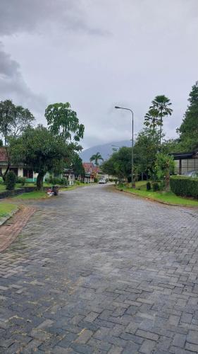 Photo de la galerie de l'établissement Pirerukafu Villa's - Villa Tipe Thailand di Kota Bunga Puncak, à Cimacan