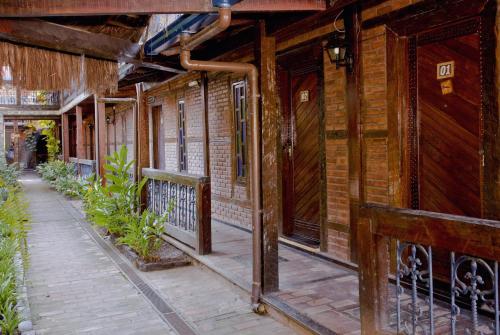 an old wooden building with a walkway in front of it at Quari Quara BY MN Hotéis in Rio das Ostras