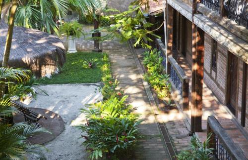 a garden with plants on the side of a building at Quari Quara BY MN Hotéis in Rio das Ostras