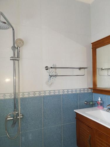 吉佳利的住宿－SERENITAS ApartHotel，带淋浴和盥洗盆的浴室