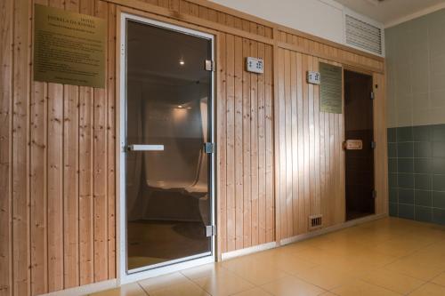 um quarto com paredes de madeira e uma porta de vidro em Hotel Estrela Da Idanha em Idanha-a-Nova