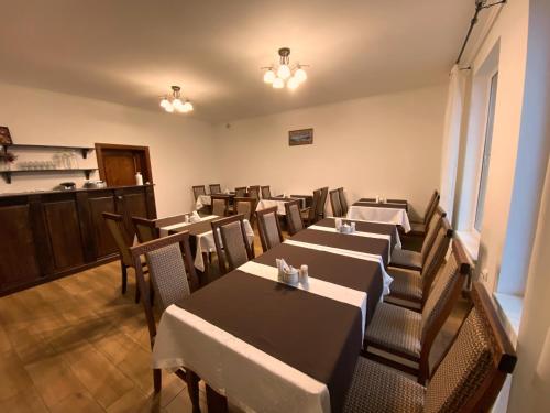 uma fila de mesas e cadeiras num restaurante em FORREST hotel em Bukovel