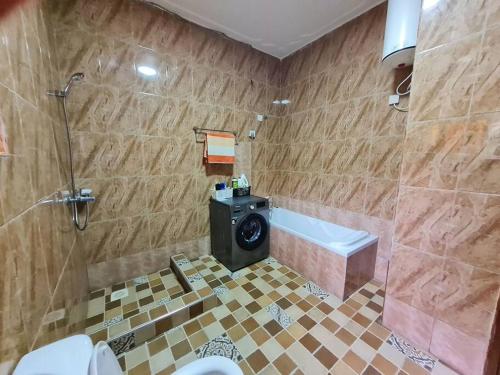 uma casa de banho com um chuveiro, um WC e um lavatório. em Jay's Villa em Kampala