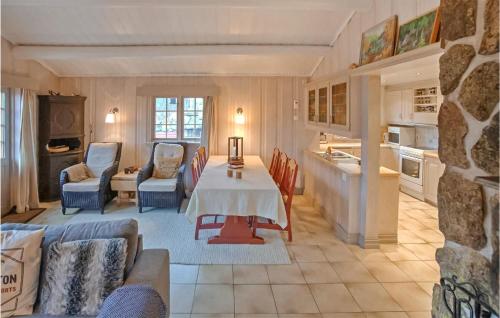 Awesome Home In Hemsedal With Wifi في هيمسيدال: مطبخ وغرفة معيشة مع طاولة وكراسي