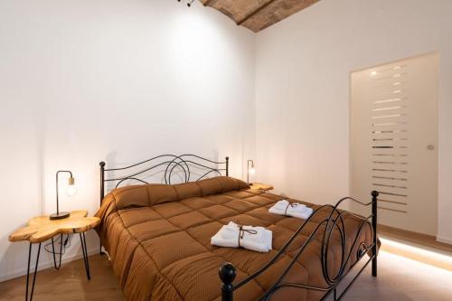 ein Schlafzimmer mit einem Bett mit zwei Handtüchern darauf in der Unterkunft L'Antica Voltina in Nettuno