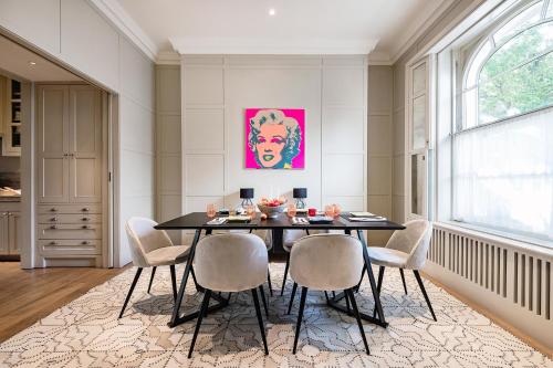 a dining room with a black table and chairs at The Notting Hill Townhouse in London
