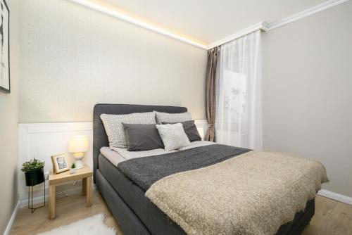 ein Schlafzimmer mit einem großen Bett und einem Fenster in der Unterkunft Best Downtown Apartman in Budapest