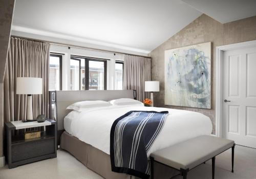 Ein Bett oder Betten in einem Zimmer der Unterkunft The Little Nell
