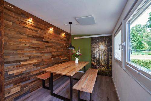 キルヒツァルテンにあるFerienanlage Kirchzartenの木製の壁の客室で、テーブルとベンチが備わります。
