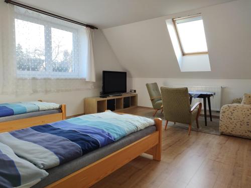 מיטה או מיטות בחדר ב-Apartmán v podkroví