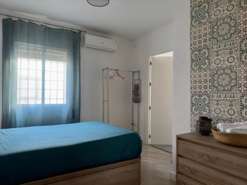 コルドバにあるAL-ANDALUS: Juderia, Mezquitaのベッドルーム(青いベッド1台、窓付)