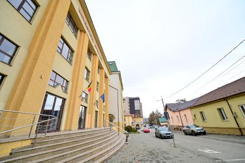 ein Gebäude mit Treppe an der Straßenseite in der Unterkunft Ely`s Place in Sibiu
