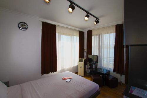 Ein Bett oder Betten in einem Zimmer der Unterkunft Aphra Hotel