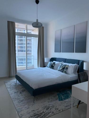 1 dormitorio con cama grande y ventana grande en Stylish 2 bdr in Dubai Marina & hotels beach access available en Dubái