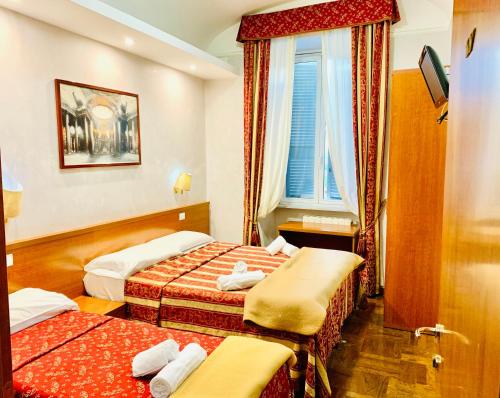 um quarto de hotel com duas camas e uma janela em Toffa Place In Rome em Roma