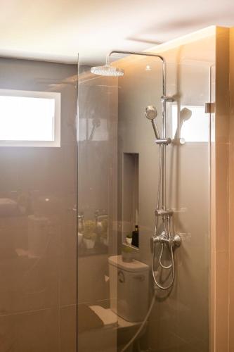 Ένα μπάνιο στο Sinsuvarn Airport Suite Hotel