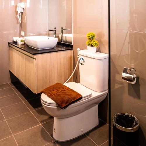 Ένα μπάνιο στο Sinsuvarn Airport Suite Hotel