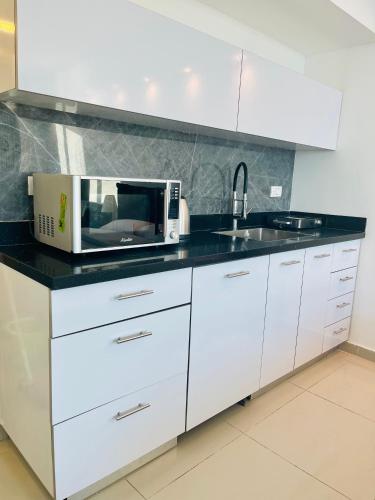 Kuchyň nebo kuchyňský kout v ubytování C Tower Apartments