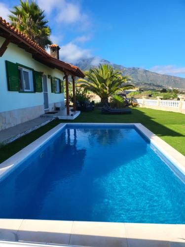 Kolam renang di atau dekat dengan Cozy Farmhouse