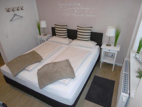 ein Schlafzimmer mit einem großen Bett mit Kissen darauf in der Unterkunft Ferienwohnung Wiesenblick nahe Region Celle und Hannover in Buchholz (Aller)