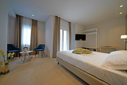 1 dormitorio con 1 cama, mesa y sillas en Hotel Valle del Fiora, en Santa Fiora