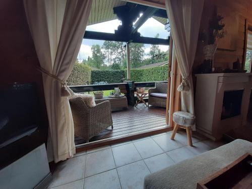 Χώρος καθιστικού στο Bungalow met omheinde tuin op de Veluwe