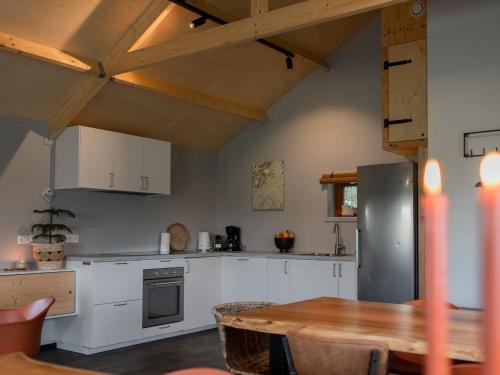 Kuchyň nebo kuchyňský kout v ubytování Lodges in Drenthe with Scenic Meadow Views