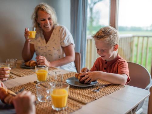 Děti v ubytování Lodges in Drenthe with Scenic Meadow Views