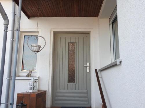 una puerta delantera de una casa con un azul claro en Property in Ballenstedt, en Ballenstedt