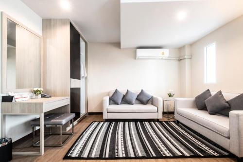 Χώρος καθιστικού στο Sinsuvarn Airport Suite Hotel