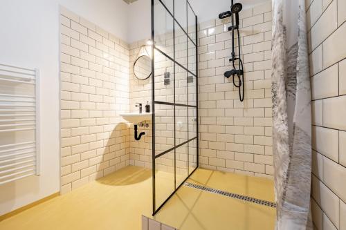 baño con cabina de ducha de cristal y lavamanos en Apart Pension Zelený grunt, 