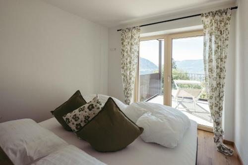 - une chambre avec un lit et une grande fenêtre dans l'établissement Villa Bea, à Caines