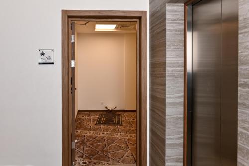 a hallway with a door leading to a room at Comfort Hotel Jeddah King Road in Jeddah