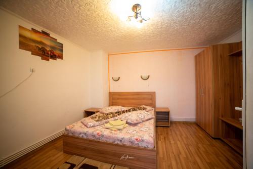 a bedroom with a bed and a ceiling at Casa Cosmina Arieseni in Arieşeni