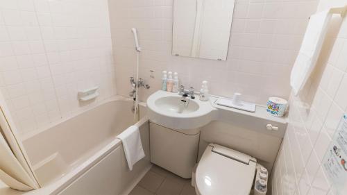 La salle de bains est pourvue d'un lavabo, de toilettes et d'une baignoire. dans l'établissement Hotel Viora, à Owase