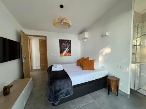 - une chambre avec un lit dans l'établissement Magnifique Villa Neuve Vue Mer, à Cavalaire-sur-Mer