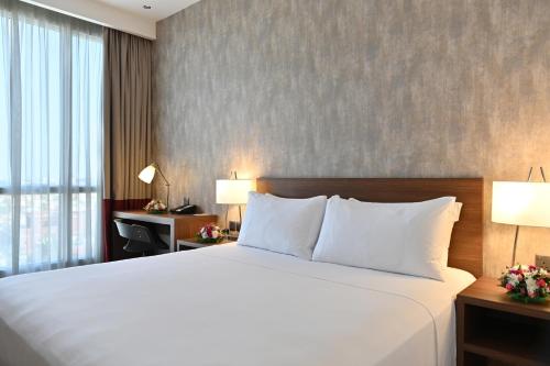 a hotel room with a large bed and a window at Comfort Hotel Jeddah King Road in Jeddah