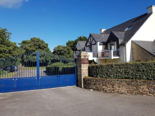 a blue gate in front of a house at Hyper centre de Sarzeau, grand appartement au calme avec jardinet in Sarzeau
