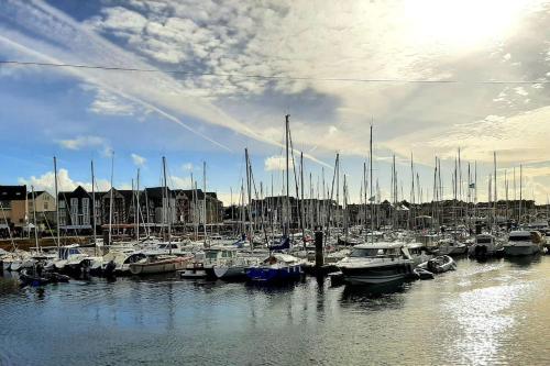 a bunch of boats are docked in a harbor at Hyper centre de Sarzeau, grand appartement au calme avec jardinet in Sarzeau