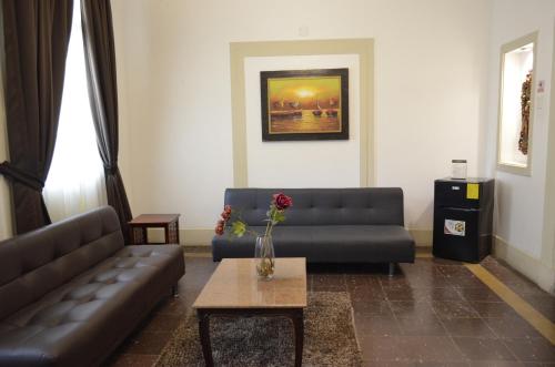 a living room with a couch and a coffee table at Hotel Patrimonial by Greenfield in Guayaquil