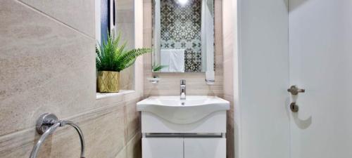 Koupelna v ubytování Ursula Apartments Self Catering Studios and 1-BR in Central Valletta by Tritoni Hotels