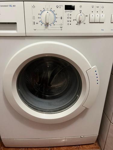 eine weiße Waschmaschine mit offener Tür in der Unterkunft 3х комнатная квартира возле парка in Riwne