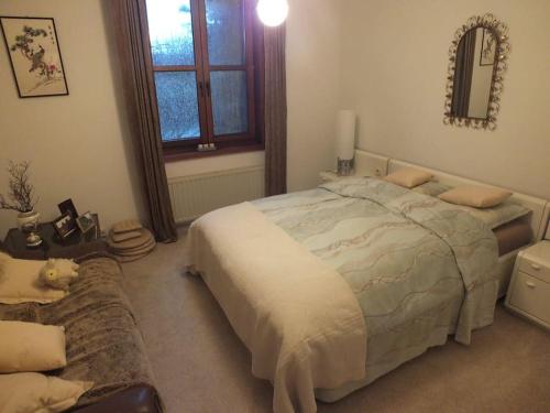 Un dormitorio con una cama grande y una ventana en Woning 'Chez Marley' in Maasmechelen, en Maasmechelen